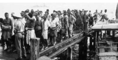 Prisonniers Mau samoans débarquant à Apia (1930)